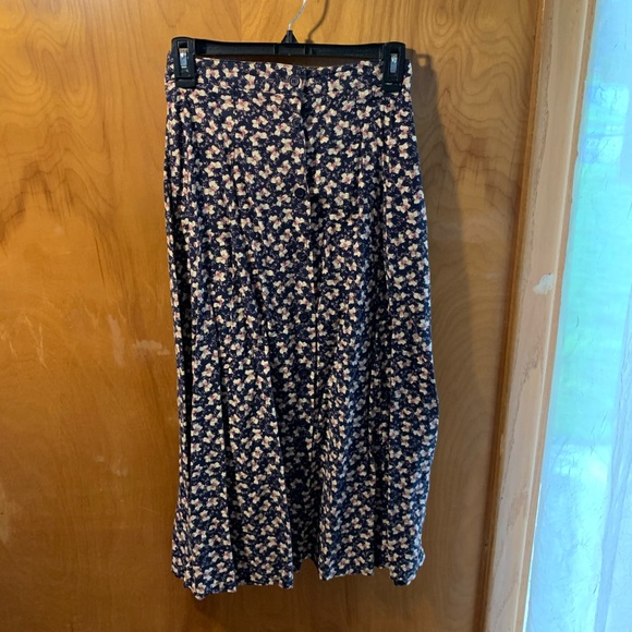 Dresses & Skirts - ‼️ 70s Knee Length Floral Skirt
